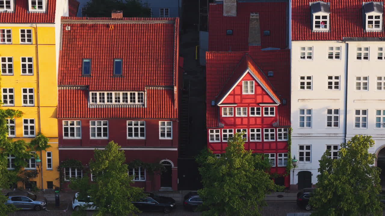 Dronebillede i fugleperspektiv af farverige, historiske huse med røde tage i København, Danmark