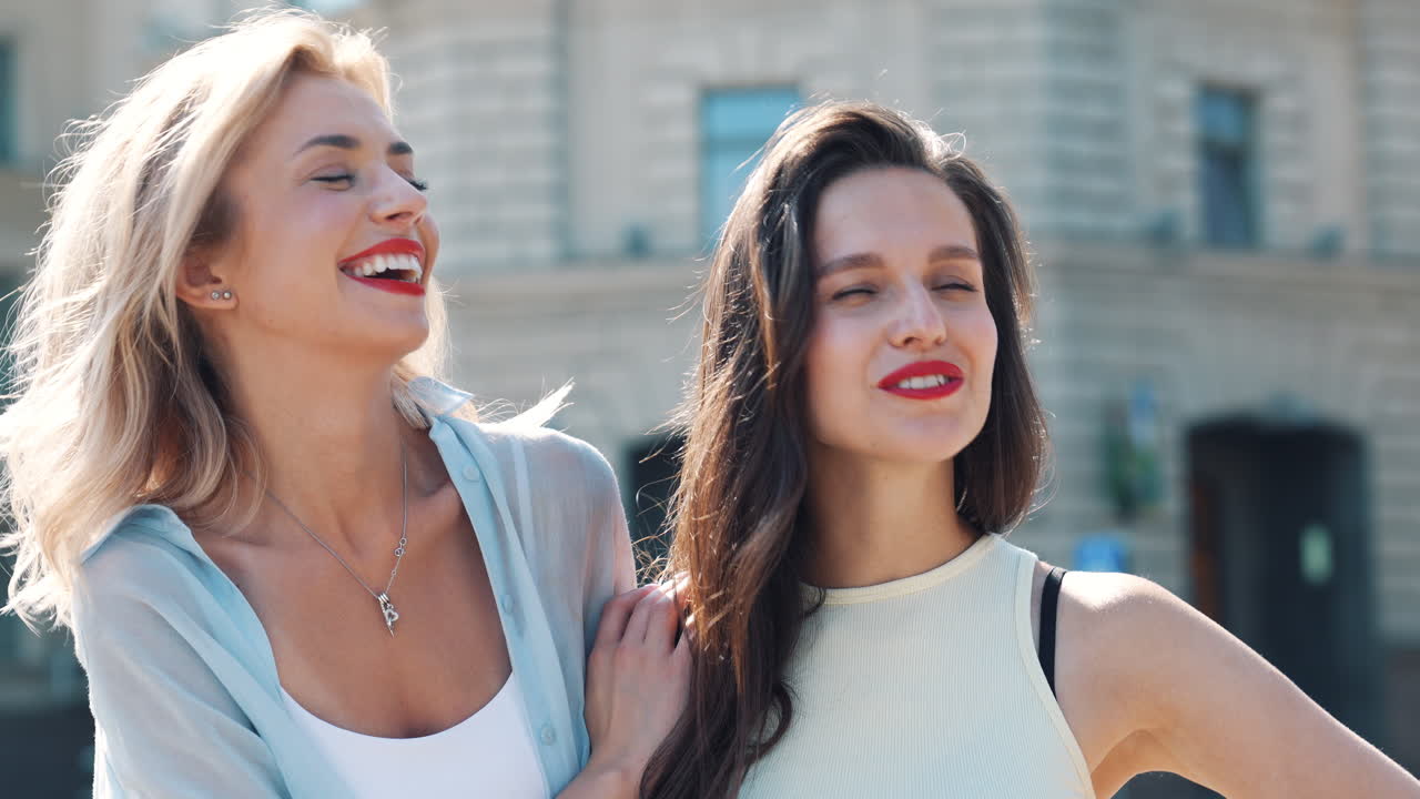 dos mujeres riendo al aire libre