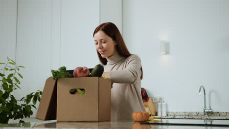 mujer desempaquetando verduras