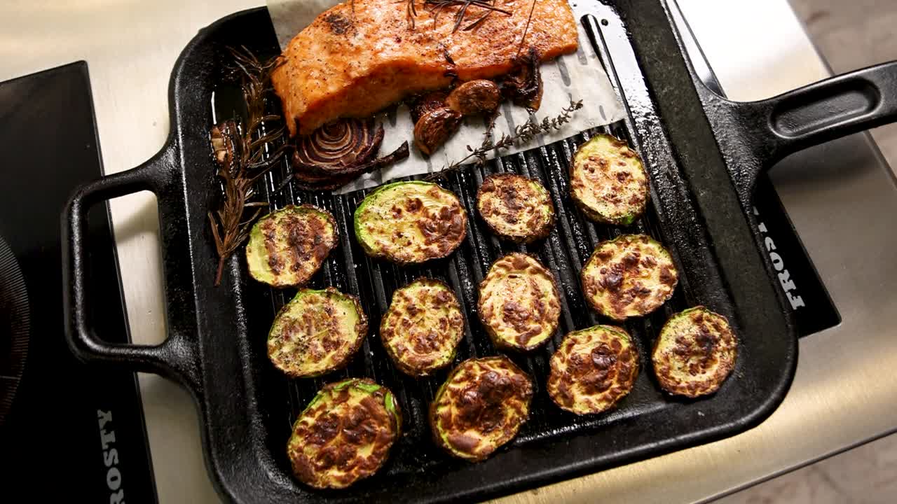 그릴 된 연어와 zucchini