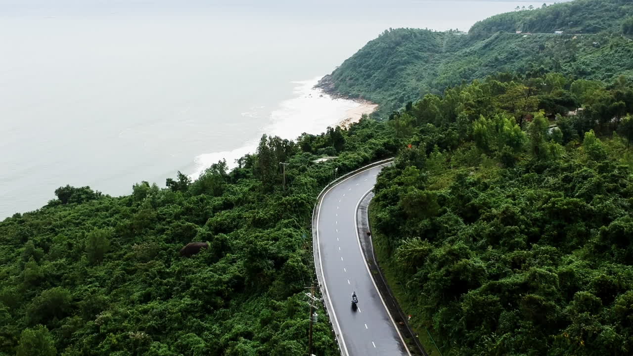 playa de hoi na vietnam junto a la calle en un día nublado y lluvioso con árboles verdes de la jungla