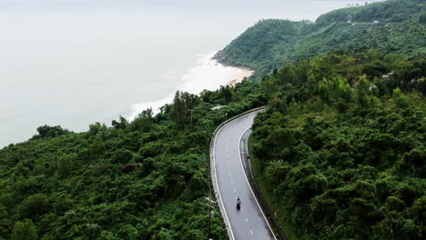 Hoi-Na-Vietnam-Strand-Neben-Der-Straße-An-Bewölkten-Und-Regnerischen-Tagen-Mit-Grünen-Dschungelbäumen