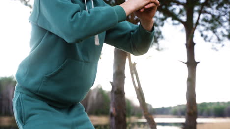 un homme faisant du sport à l'extérieur