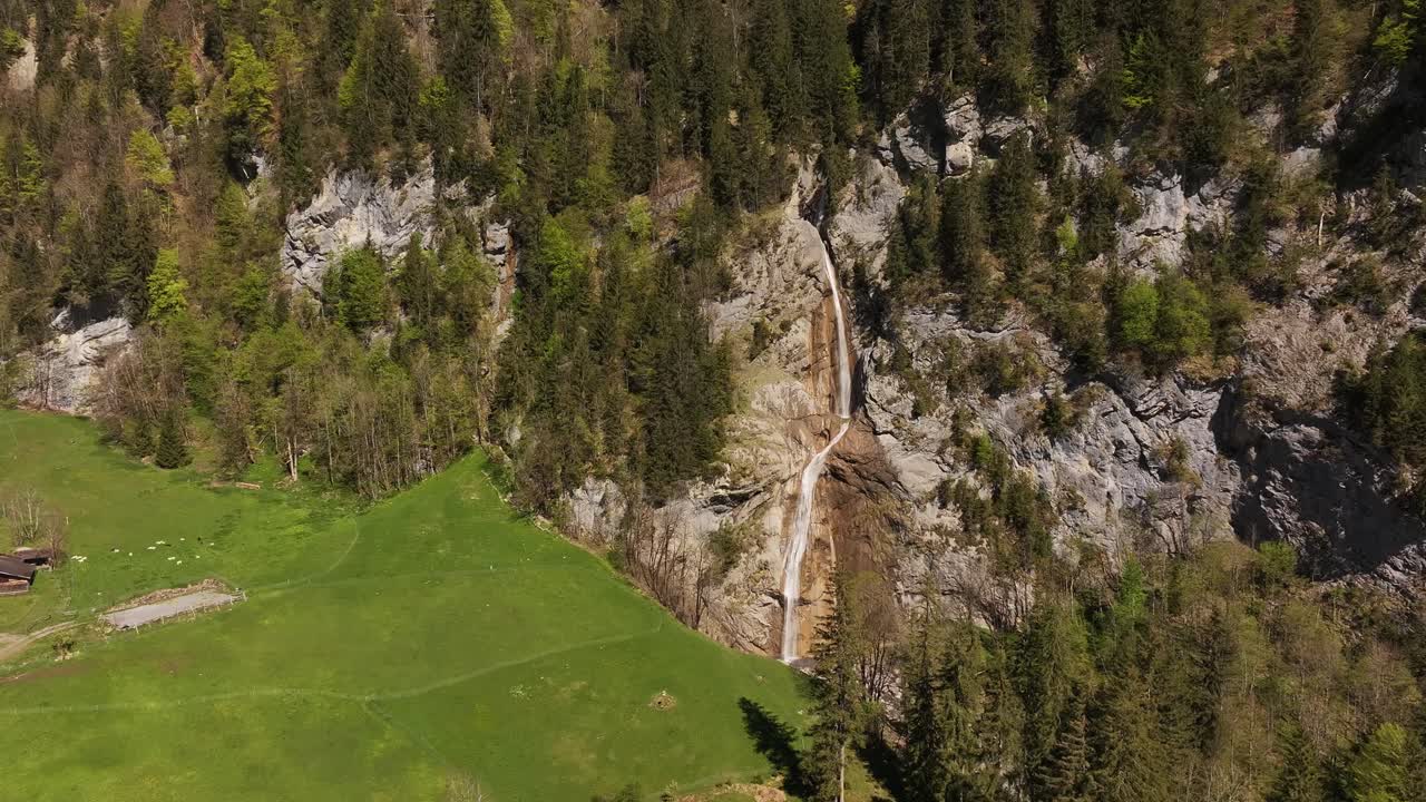Paesaggio panoramico con cascata