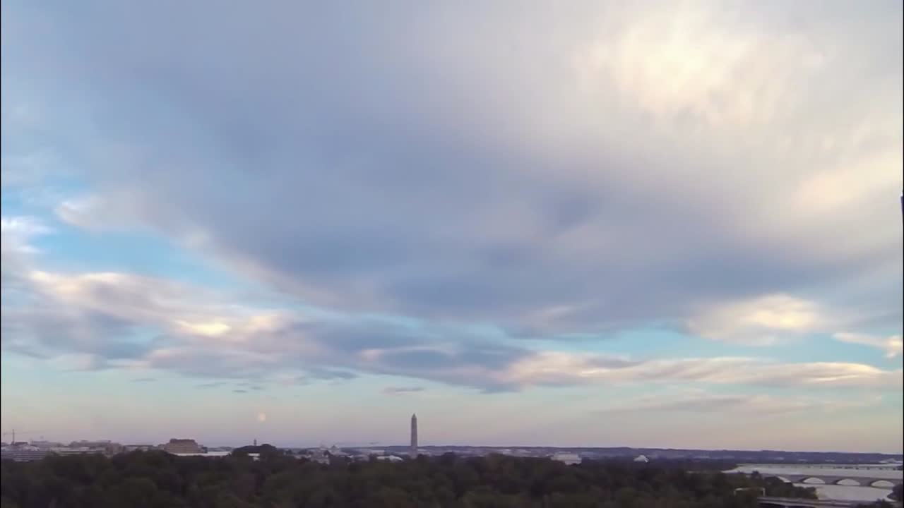 la luna se eleva sobre el monumento de washington en washington dc en lapso de tiempo
