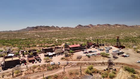 Geisterstadt-Goldfield-In-Phoenix,-Arizona,-Weit-Entfernt,-Kreisende-Luftdrohnenansicht