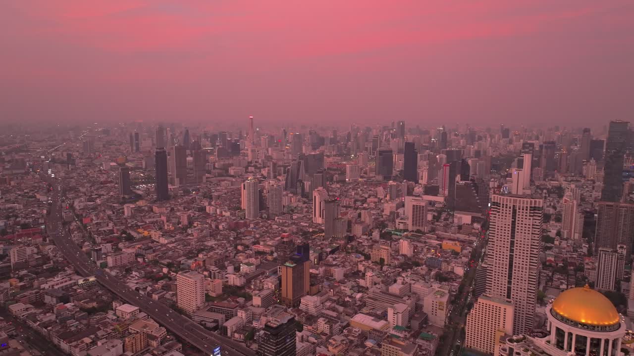 Centro financeiro e horizonte ribeirinho encontram-se no centro de Bangkok, Tailândia
