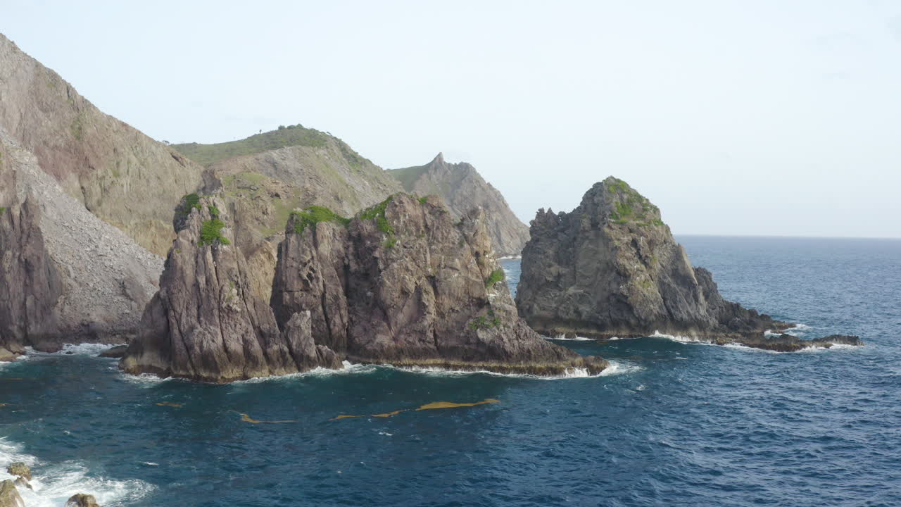 Abandoned Caribbean beach in the early morning. Smooth orbit around three large rocks in the blue ocean in front of a cliffside. Part 1 of 2.
4K UHD at 23.98 fps.