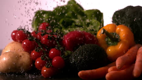 Agua-Lloviendo-Sobre-La-Selección-De-Verduras-Frescas