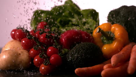 agua de lluvia en la selección de verduras frescas