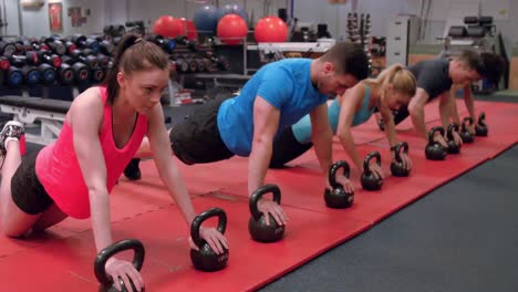 personas en forma haciendo flexiones en el gimnasio