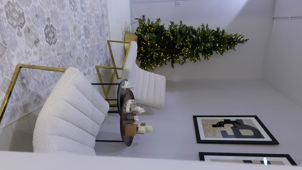 acogedora zona de relax del centro comercial con árbol de navidad, vista vertical revelada