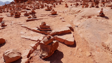 Gestapelte-Steine-Verteilen-Sich-In-Einem-Faszinierenden-Muster-Entlang-Der-Sandsteinplatten-Im-Wadi-Rum