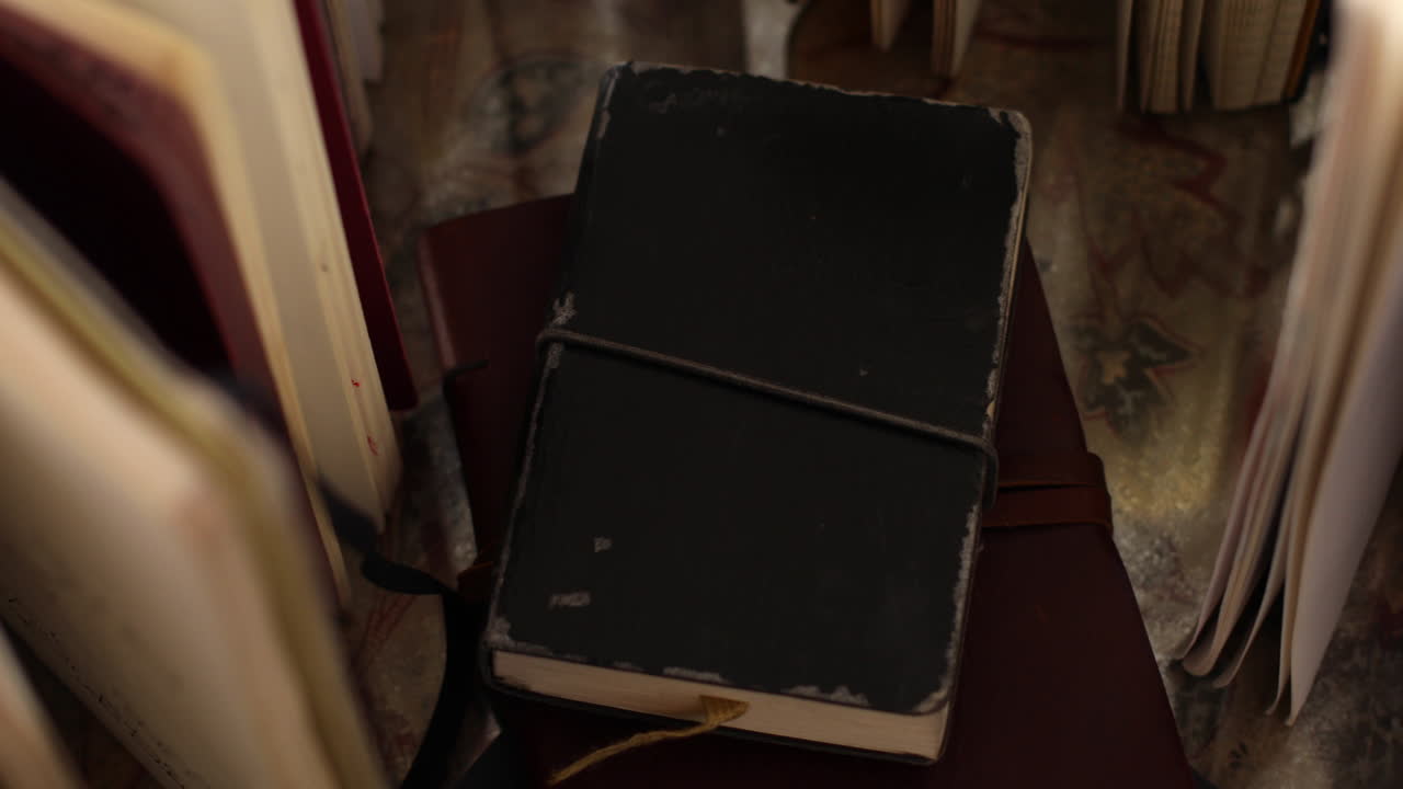 primer plano en movimiento de mano de un viejo portátil