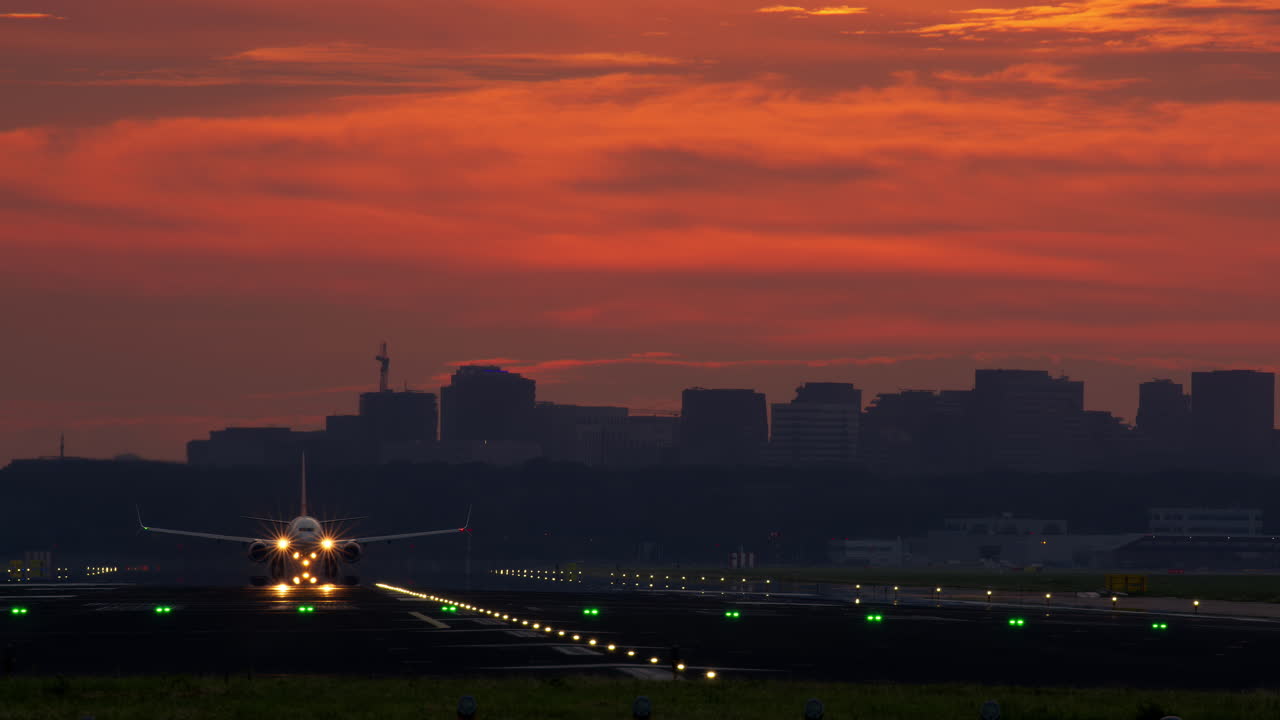 aterrizaje o despegue del avión al amanecer o al atardecer sobre el paisaje urbano