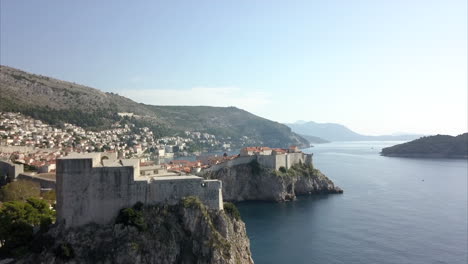 Fort-Lovrijenac-in-Dubrovnik,-the-camera-rises-slowly-to-reveal-old-town-in-the-distance-and-the-coast-in-the-distance