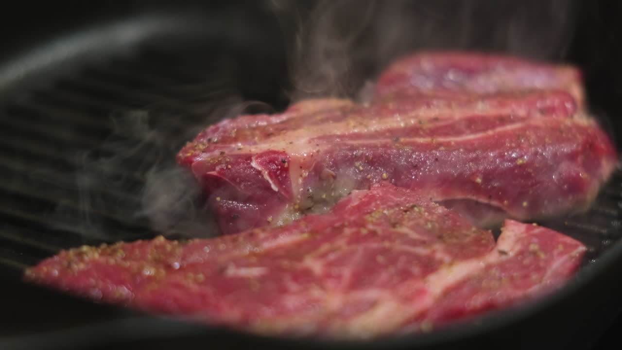 판에 스테이크를 요리하는 것