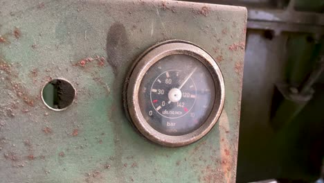 A-pressure-gauge-on-the-old-machine