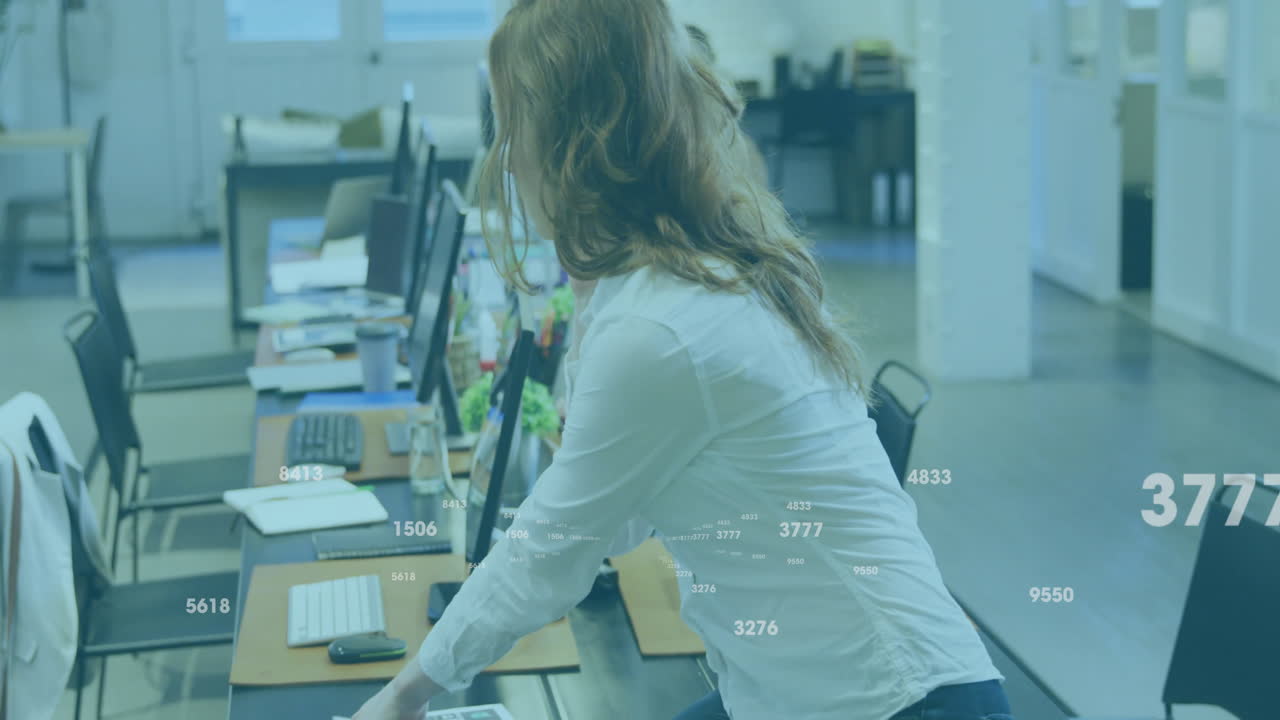 사무실에서 스마트폰으로 이야기하는 백인 사업가 여성에 대한 데이터 처리 애니메이션