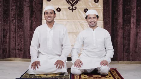 Zwei-Glückliche-Indische-Männer-Lächeln-In-Die-Kamera
