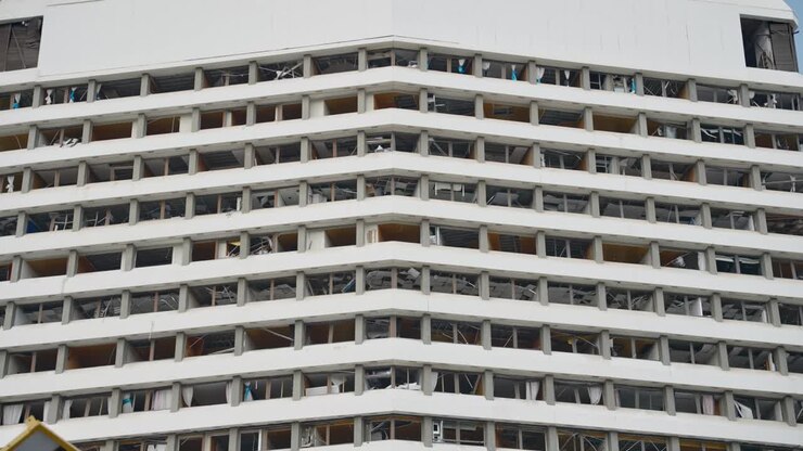 Bâtiment abandonné et délabré. Fenêtres cassées ou manquantes, épave intérieure et métal tordu. Négligence et démolition. Paysage post-apocalyptique. Attentat terroriste. Maisons endommagées
