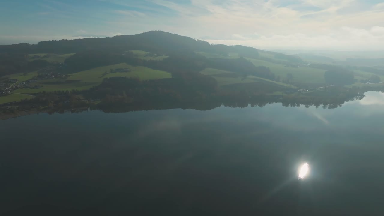 안개 가 가득 한 산 들 이 있는 평온 한 알파인 호수