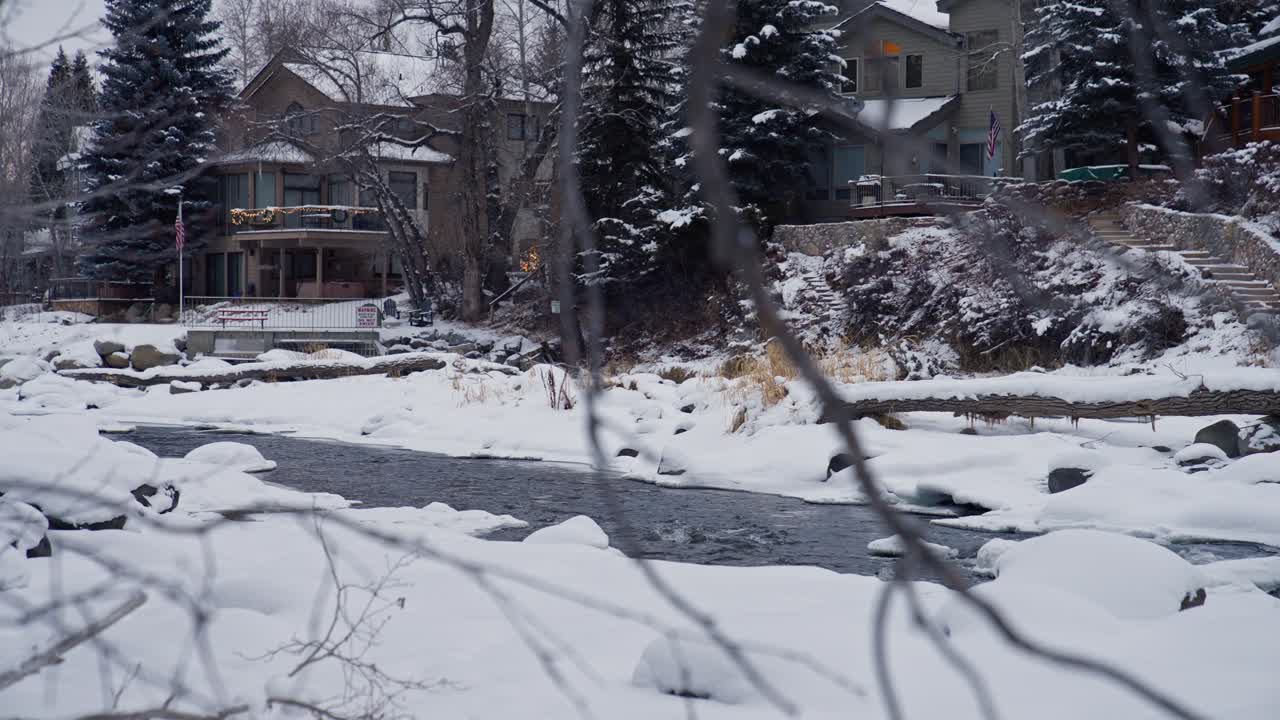 산의 집, 차가운 하천 물과 얼어붙은 겨울 날의 눈 인 풍경