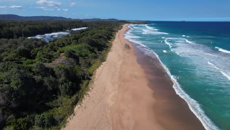 Orilla-Arenosa-De-La-Playa-De-Zafiro-En-Nueva-Gales-Del-Sur,-Australia---Disparo-Aéreo-De-Drones