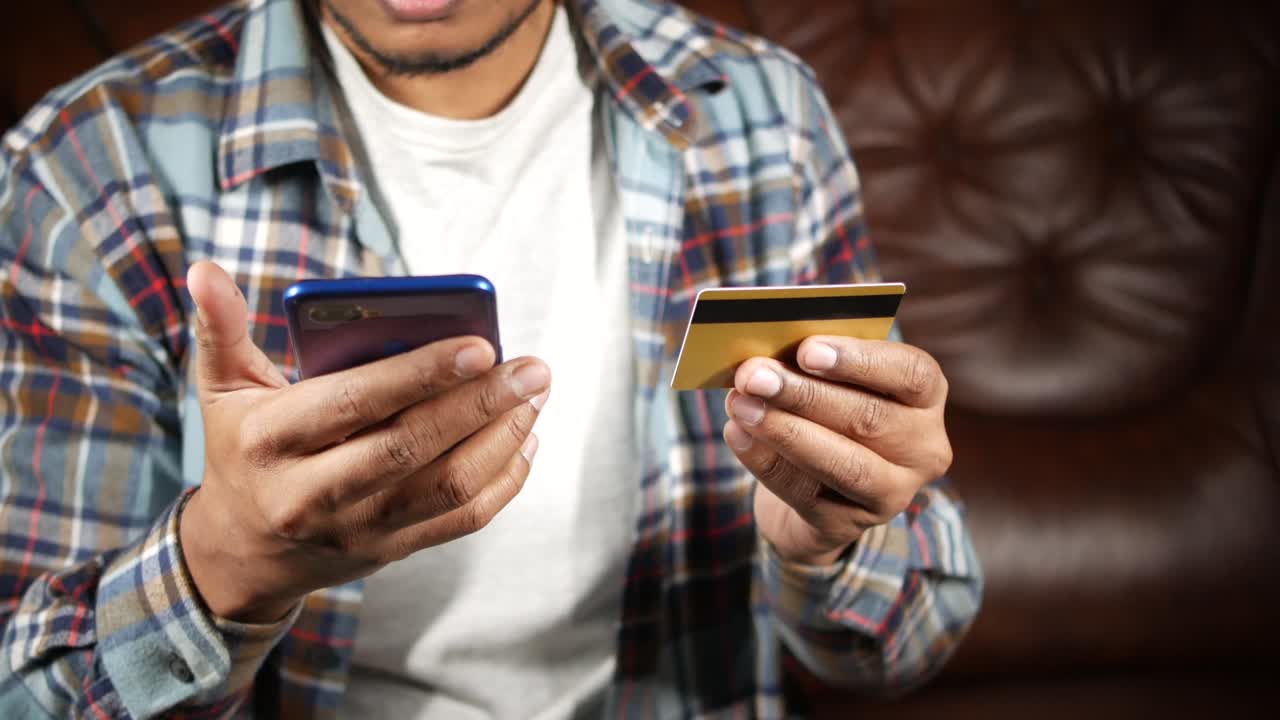 compras en línea con tarjeta de crédito y teléfono inteligente en la mano