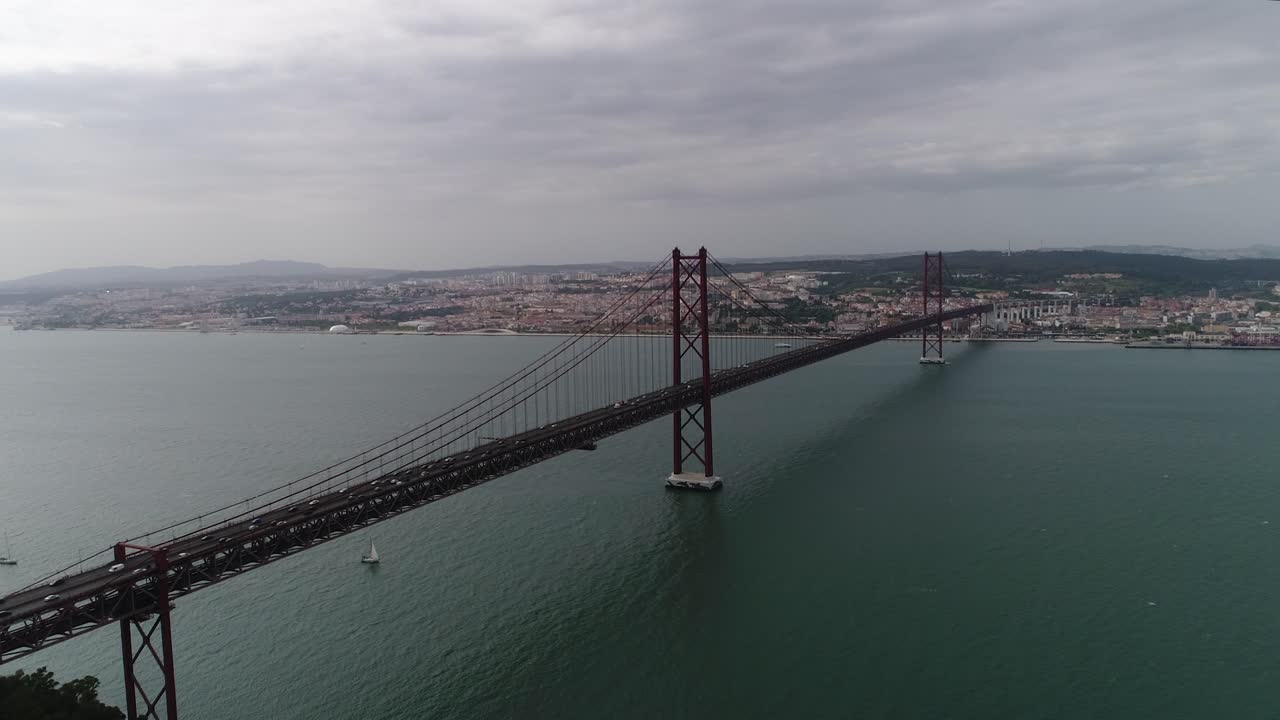 Vista dall'alto con drone del traffico automobilistico sul Ponte 25 de Abril a Lisbona, Portogallo