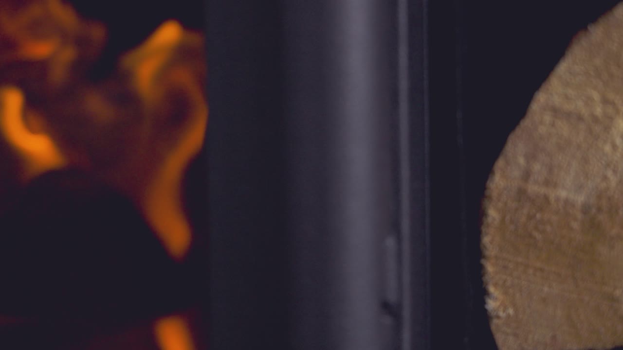 закрыть пламя от огня, сделанного из бревен в дровяной печи в доме 6