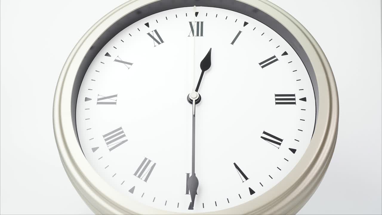 el reloj de pared de plata indica la hora a la una.