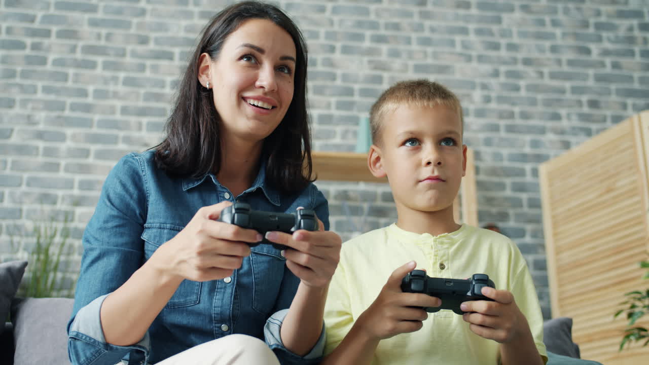 madre e hijo jugando videojuegos juntos