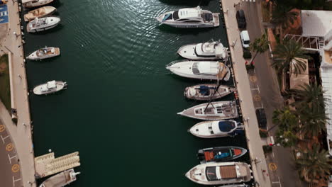 Vista-Aérea-De-Yates-De-Lujo-Atracados-En-Cala-D&#39;or-Marina,-Mallorca.