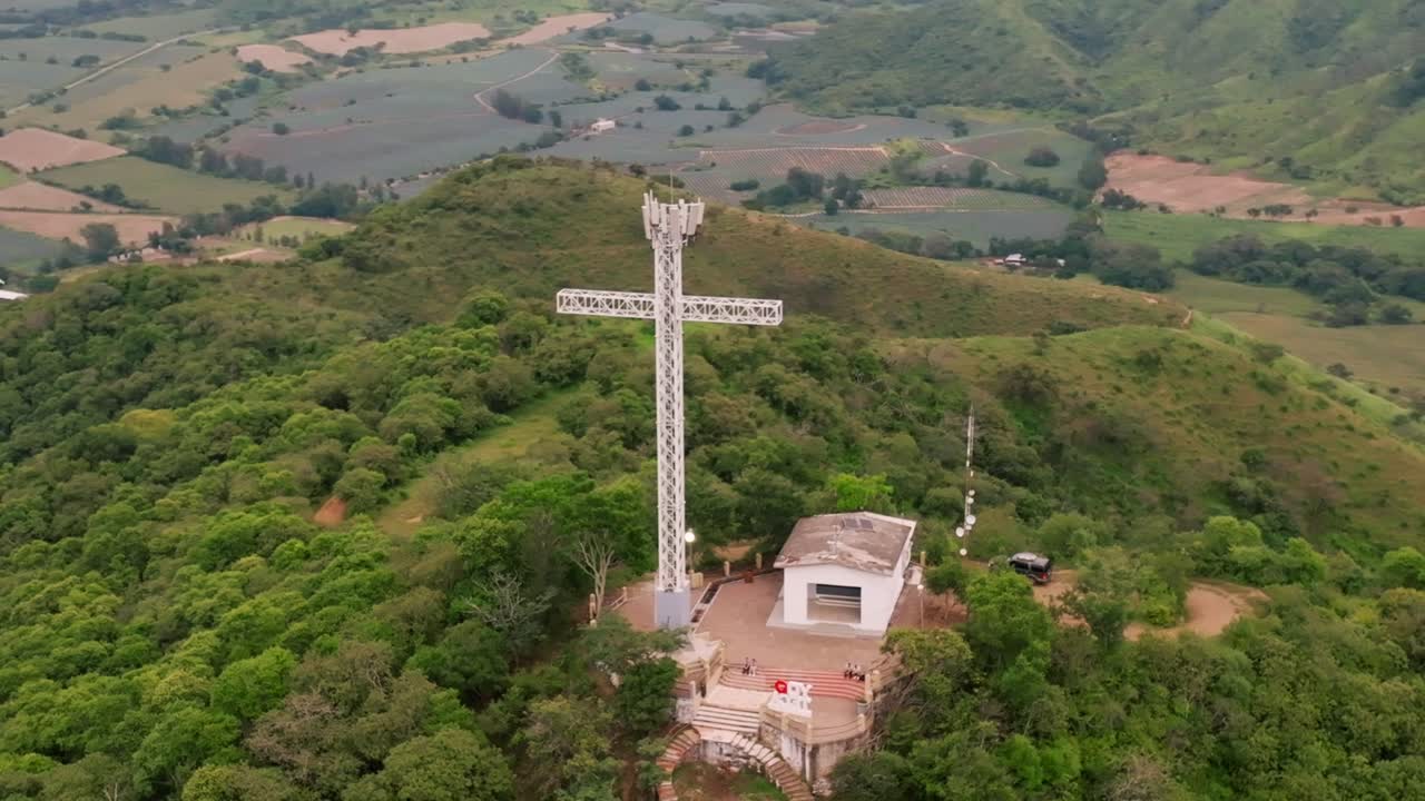 el punto de referencia de la cruz de metal en tecalitlan, con una vista sobre el valle agrícola