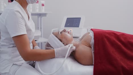 mujer recibiendo tratamiento facial en un spa médico