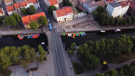 Toma-Panorámica-Lateral-Aérea-Del-Río-Dane,-Dane-Bridge-En-Klaipeda,-Lituania