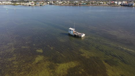 Barco-De-Esponja-En-Marcha-Cerca-De-Hudson,-Florida