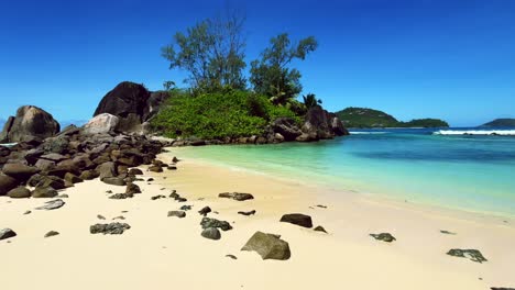 Mae-Seychelles-Rock-Boulders-Beach,-Weiße-Sandstrände-Und-Türkisfarbenes-Wasser