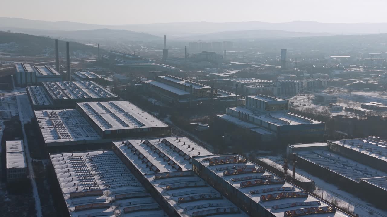 東欧の旧工業地帯にある、放棄された巨大な倉庫の屋上を捉えたドローン映像。