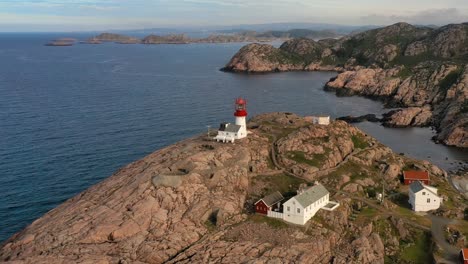 Faro-Costero.-El-Faro-De-Lindesnes-Es-Un-Faro-Costero-En-El-Extremo-Sur-De-Noruega.