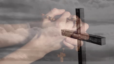 animación de una mujer caucásica orando con un rosario sobre la cruz y las nubes