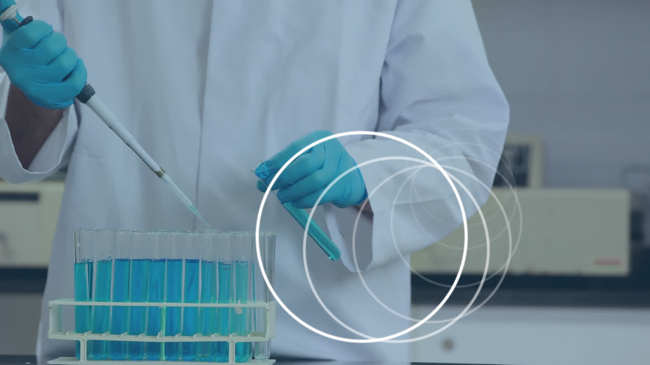 animación de círculos blancos sobre la doctora que trabaja en el laboratorio