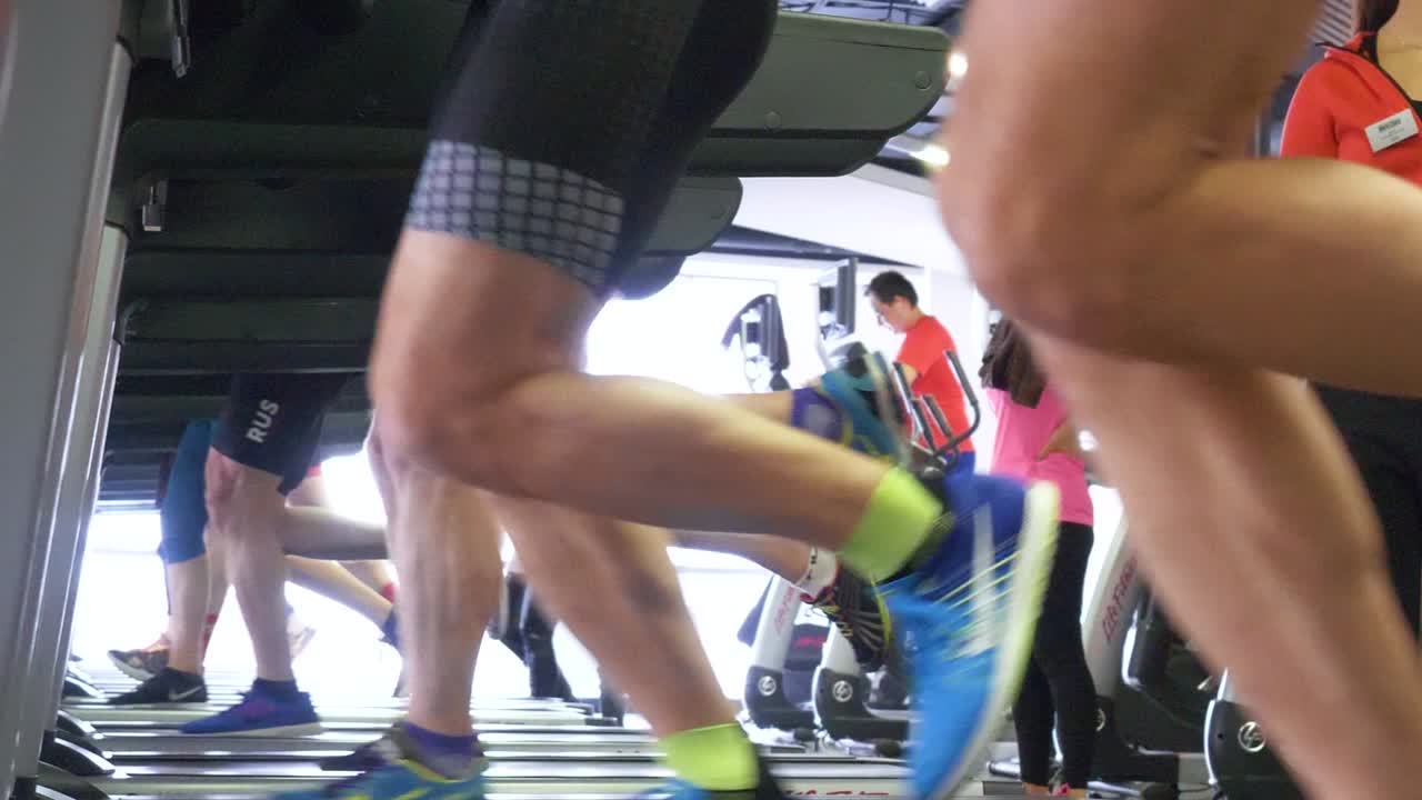 체육관 에서 트레드밀 을 달리는 사람 들