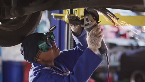 video de una mecánica de automóviles afroamericana usando un molinillo