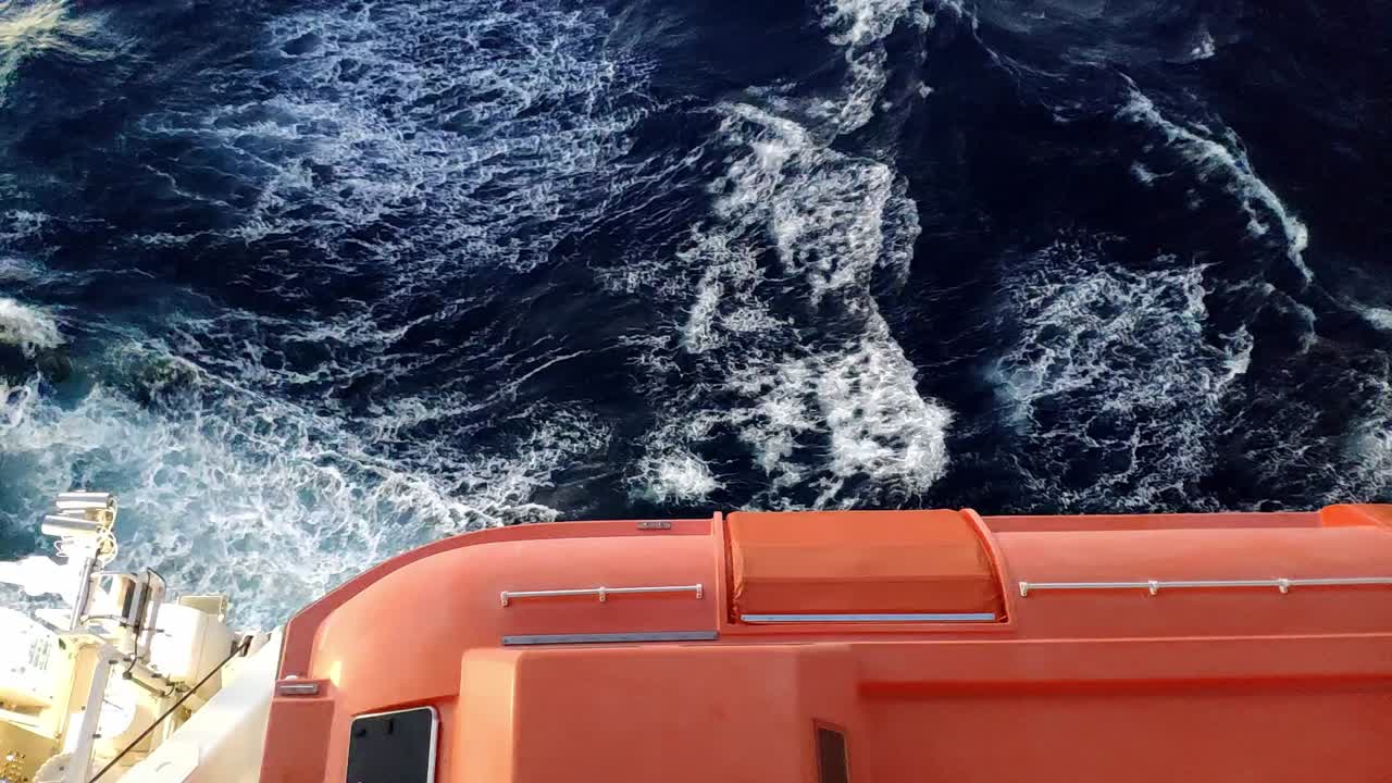 항해하는 동안 크루저의 측면