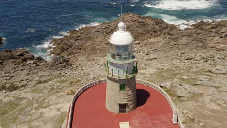 Lighthouse-looking-out-to-the-Atlantic-Ocean