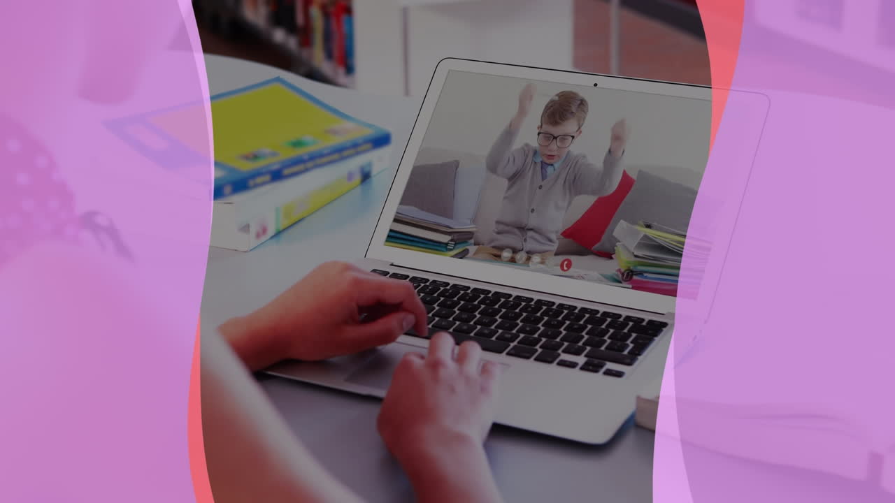 animación de iconos biométricos sobre mujer caucásica usando auriculares de teléfono y portátil