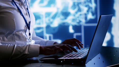 experto en tecnología escribiendo un guión