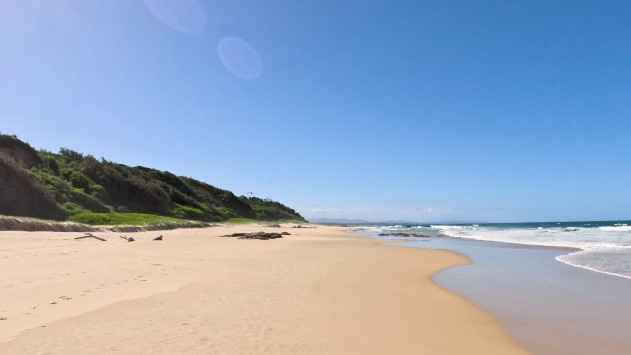 파도가 부드럽게 모래 해변을 고